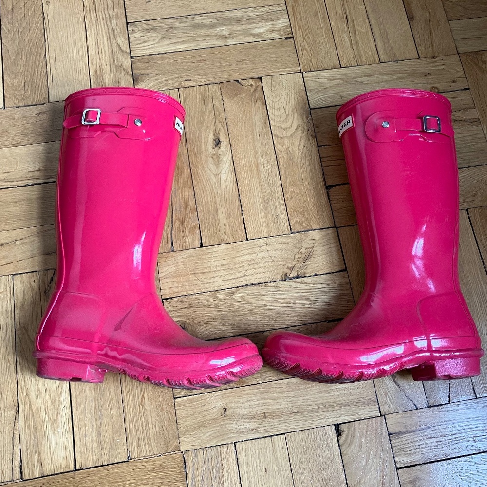 Hunter got pink boots size 5